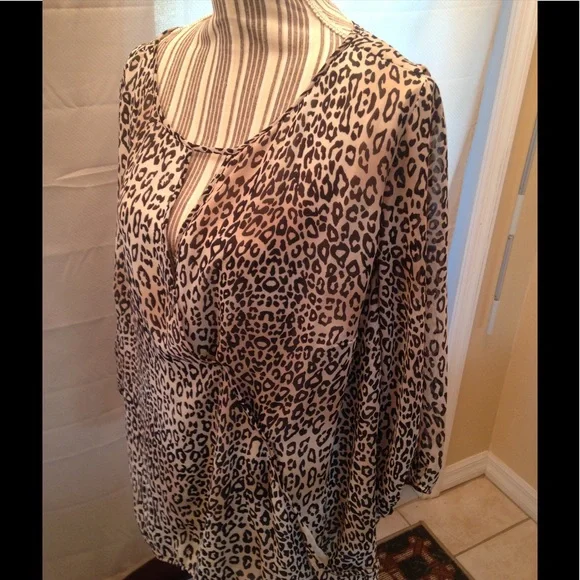 Vince Camuto Leopard Animal Print Top - Picture 8 of 9